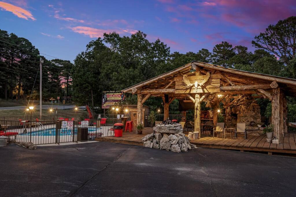 Stonegate Lodge 2 Queen Beds Wifi 50In Roku Tv Salt Water Pool Room #105 Юрика Спрингс Экстерьер фото